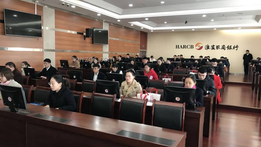 银行柜员使用放大镜与常规方式办业务对比分析